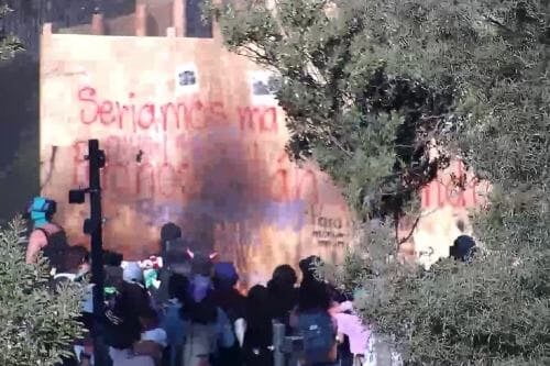 Hubo fuego y activan extintores en marcha del #8M en Toluca